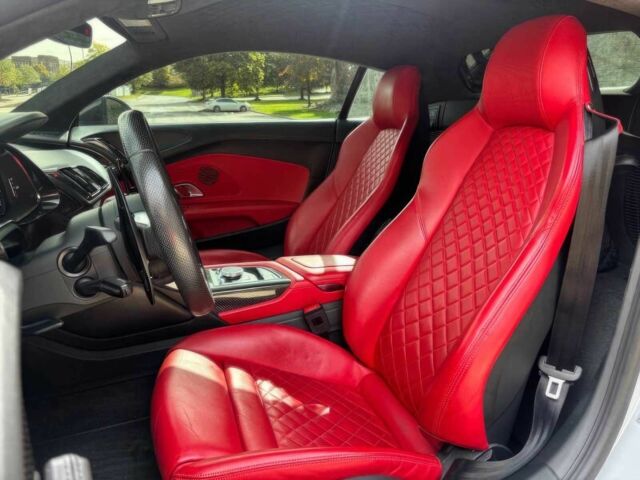 Белый Ауди Р8, объемом двигателя 5.2 л и пробегом 32 тыс. км за 120000 $, фото 9 на Automoto.ua