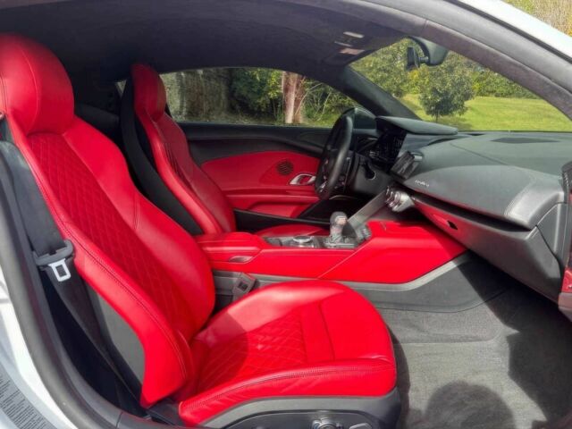 Белый Ауди Р8, объемом двигателя 5.2 л и пробегом 32 тыс. км за 120000 $, фото 10 на Automoto.ua