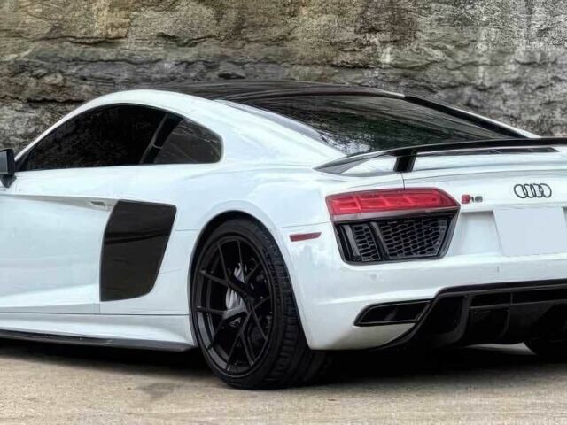 Белый Ауди Р8, объемом двигателя 5.2 л и пробегом 32 тыс. км за 120000 $, фото 5 на Automoto.ua