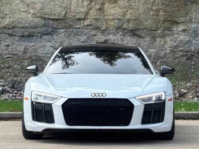 Белый Ауди Р8, объемом двигателя 5.2 л и пробегом 32 тыс. км за 120000 $, фото 1 на Automoto.ua
