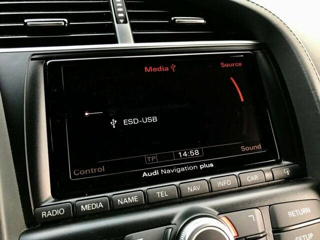 Сірий Ауді R8, об'ємом двигуна 5.2 л та пробігом 13 тис. км за 94900 $, фото 65 на Automoto.ua