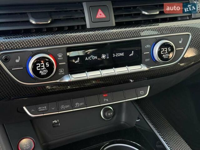 Сірий Ауді С4, об'ємом двигуна 3 л та пробігом 32 тис. км за 42590 $, фото 19 на Automoto.ua