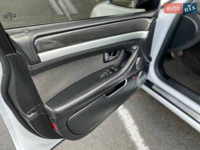 Білий Ауді S8, об'ємом двигуна 5.2 л та пробігом 140 тис. км за 17000 $, фото 8 на Automoto.ua
