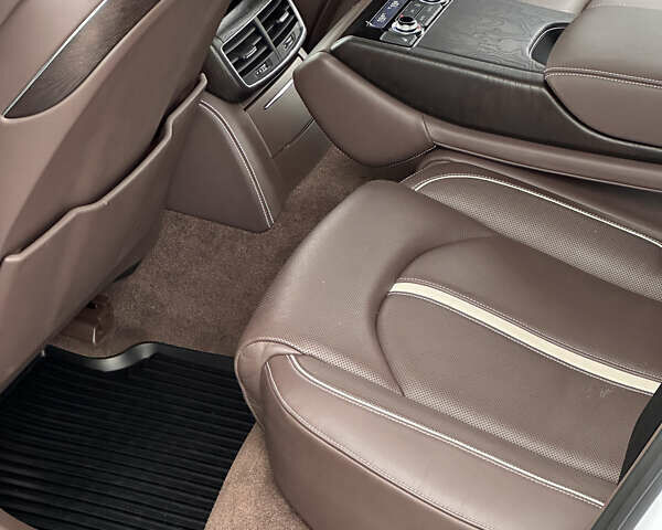 Белый Ауди С8, объемом двигателя 3.99 л и пробегом 164 тыс. км за 32999 $, фото 28 на Automoto.ua