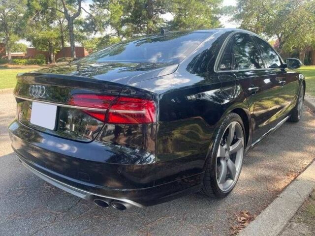 Черный Ауди С8, объемом двигателя 4 л и пробегом 57 тыс. км за 4100 $, фото 1 на Automoto.ua