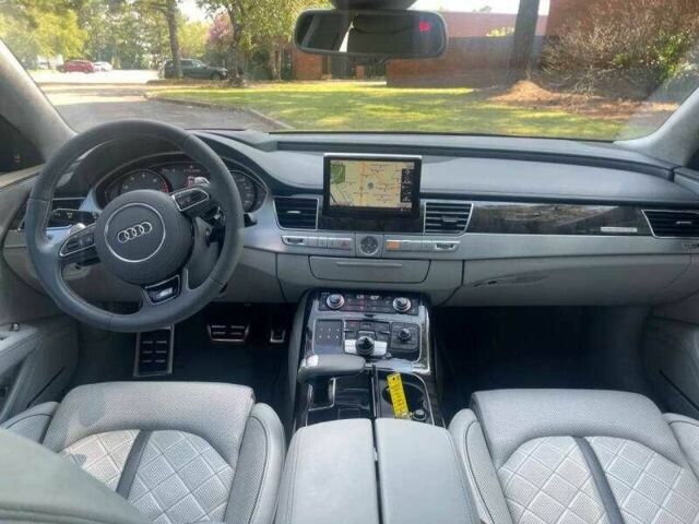 Черный Ауди С8, объемом двигателя 4 л и пробегом 57 тыс. км за 4100 $, фото 5 на Automoto.ua