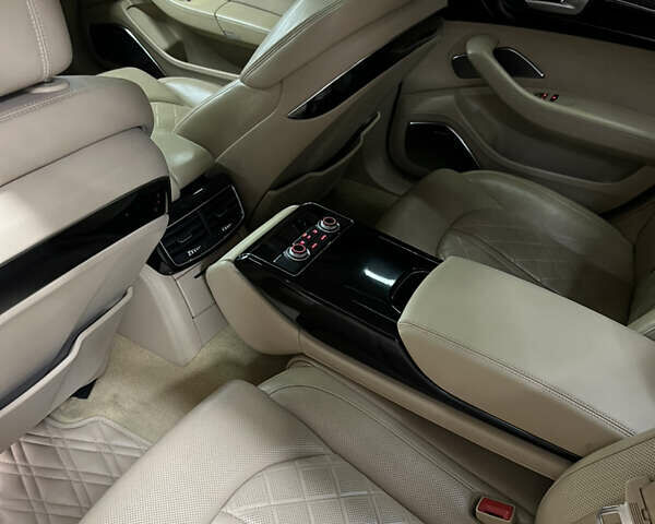 Черный Ауди С8, объемом двигателя 4 л и пробегом 205 тыс. км за 34000 $, фото 21 на Automoto.ua