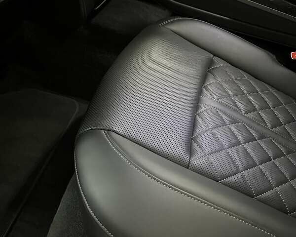 Черный Ауди С8, объемом двигателя 4 л и пробегом 53 тыс. км за 136465 $, фото 32 на Automoto.ua