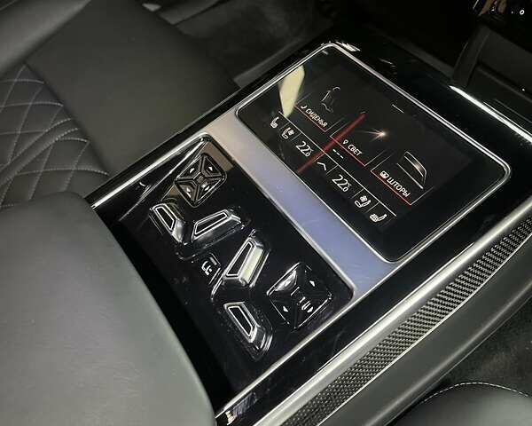 Черный Ауди С8, объемом двигателя 4 л и пробегом 53 тыс. км за 136465 $, фото 40 на Automoto.ua