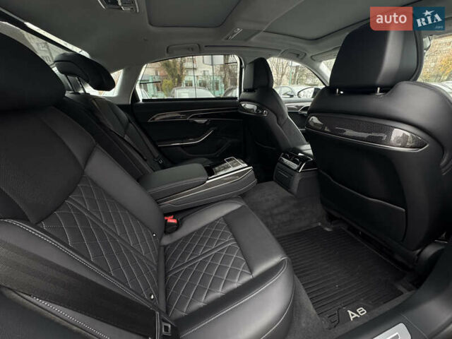 Черный Ауди С8, объемом двигателя 4 л и пробегом 43 тыс. км за 114000 $, фото 24 на Automoto.ua