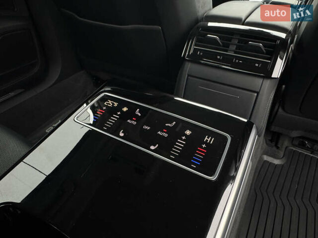 Черный Ауди С8, объемом двигателя 4 л и пробегом 43 тыс. км за 114000 $, фото 22 на Automoto.ua