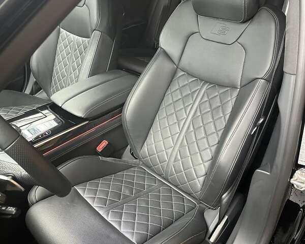 Черный Ауди С8, объемом двигателя 4 л и пробегом 53 тыс. км за 136465 $, фото 28 на Automoto.ua