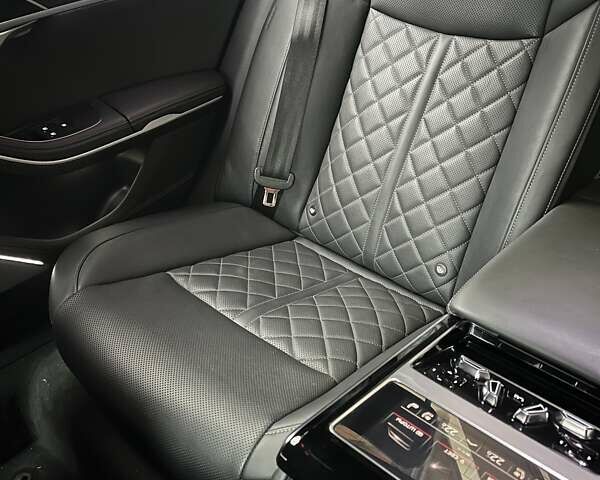 Черный Ауди С8, объемом двигателя 4 л и пробегом 53 тыс. км за 136465 $, фото 33 на Automoto.ua