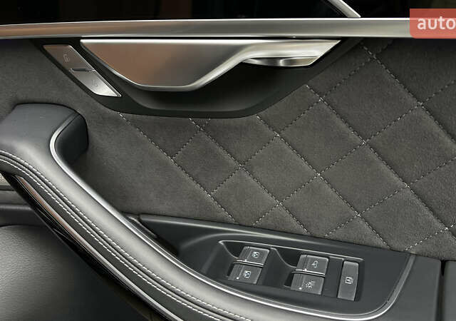 Черный Ауди С8, объемом двигателя 4 л и пробегом 46 тыс. км за 93000 $, фото 51 на Automoto.ua