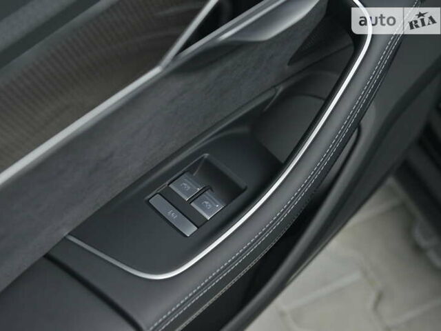 Черный Ауди С8, объемом двигателя 4 л и пробегом 16 тыс. км за 142500 $, фото 40 на Automoto.ua