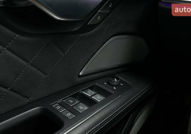 Черный Ауди С8, объемом двигателя 4 л и пробегом 46 тыс. км за 93000 $, фото 23 на Automoto.ua