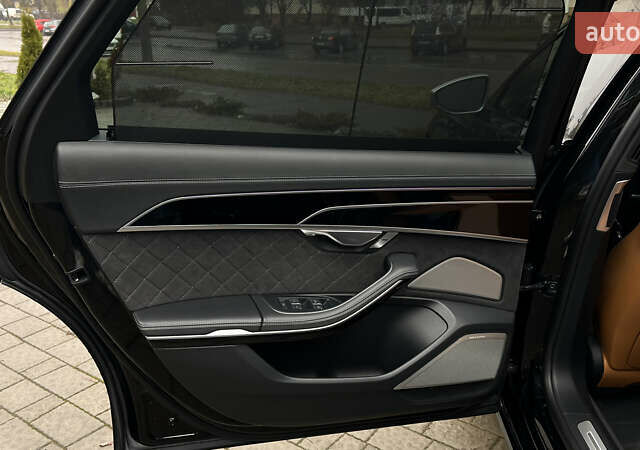 Черный Ауди С8, объемом двигателя 4 л и пробегом 46 тыс. км за 93000 $, фото 33 на Automoto.ua