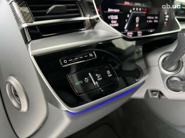 Ауди С8, объемом двигателя 4 л и пробегом 85 тыс. км за 99000 $, фото 29 на Automoto.ua
