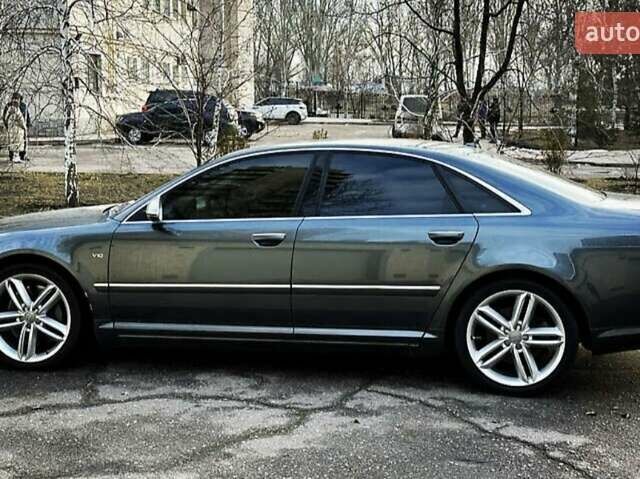 Серый Ауди С8, объемом двигателя 5.2 л и пробегом 217 тыс. км за 15000 $, фото 1 на Automoto.ua