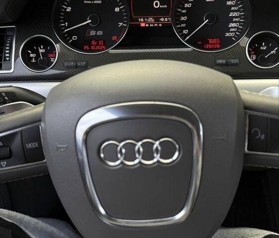 Серый Ауди С8, объемом двигателя 5.2 л и пробегом 140 тыс. км за 19000 $, фото 7 на Automoto.ua