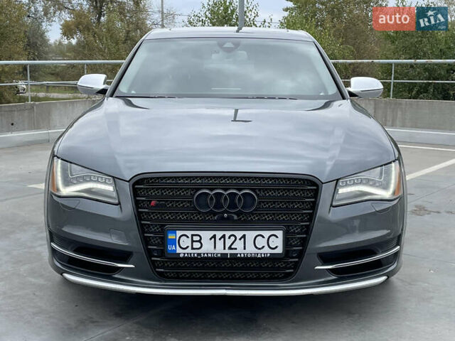 Серый Ауди С8, объемом двигателя 4 л и пробегом 253 тыс. км за 22900 $, фото 2 на Automoto.ua