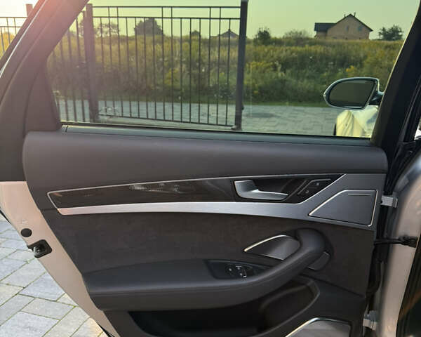 Сірий Ауді S8, об'ємом двигуна 3.99 л та пробігом 72 тис. км за 51000 $, фото 11 на Automoto.ua