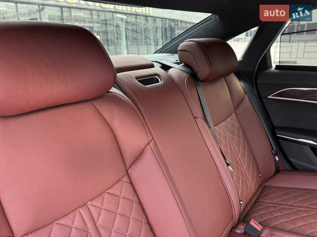 Серый Ауди С8, объемом двигателя 4 л и пробегом 7 тыс. км за 150000 $, фото 36 на Automoto.ua