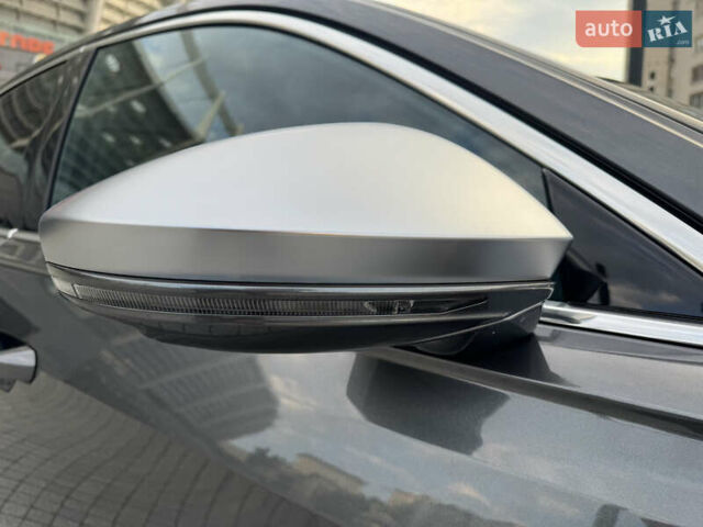 Серый Ауди С8, объемом двигателя 4 л и пробегом 7 тыс. км за 150000 $, фото 9 на Automoto.ua