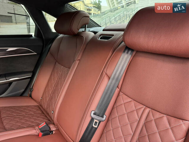 Серый Ауди С8, объемом двигателя 4 л и пробегом 7 тыс. км за 150000 $, фото 29 на Automoto.ua