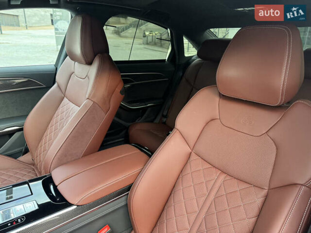 Серый Ауди С8, объемом двигателя 4 л и пробегом 7 тыс. км за 150000 $, фото 16 на Automoto.ua