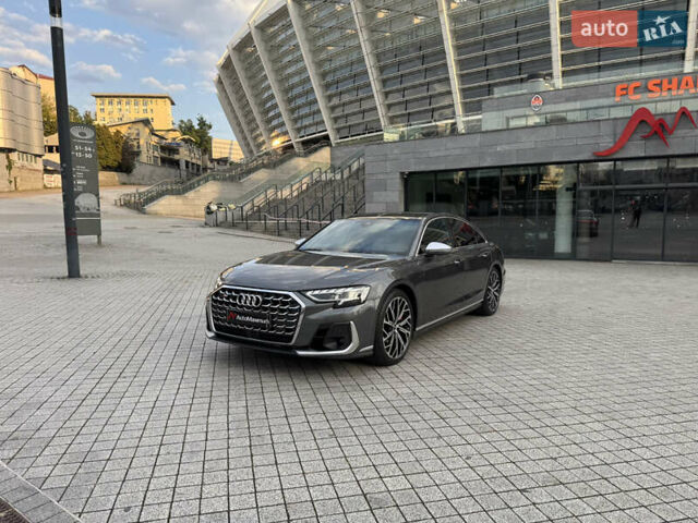 Серый Ауди С8, объемом двигателя 4 л и пробегом 7 тыс. км за 150000 $, фото 2 на Automoto.ua