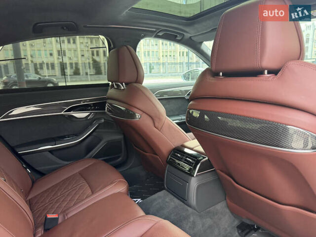 Серый Ауди С8, объемом двигателя 4 л и пробегом 7 тыс. км за 150000 $, фото 35 на Automoto.ua