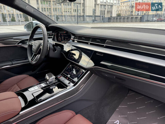 Серый Ауди С8, объемом двигателя 4 л и пробегом 7 тыс. км за 150000 $, фото 32 на Automoto.ua