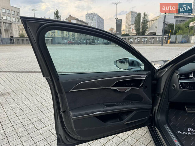 Серый Ауди С8, объемом двигателя 4 л и пробегом 7 тыс. км за 150000 $, фото 14 на Automoto.ua