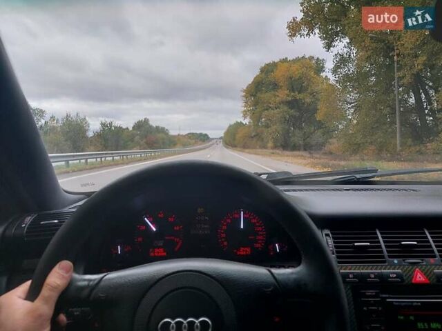 Синий Ауди С8, объемом двигателя 4.17 л и пробегом 348 тыс. км за 9000 $, фото 13 на Automoto.ua