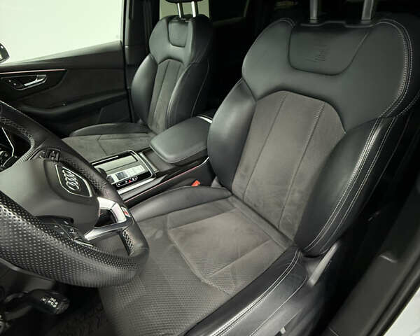 Белый Ауди SQ7, объемом двигателя 4 л и пробегом 62 тыс. км за 67500 $, фото 23 на Automoto.ua