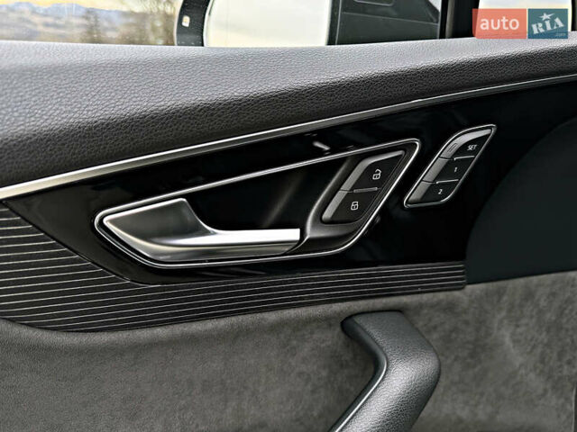 Чорний Ауді SQ7, об'ємом двигуна 3.96 л та пробігом 163 тис. км за 62000 $, фото 85 на Automoto.ua