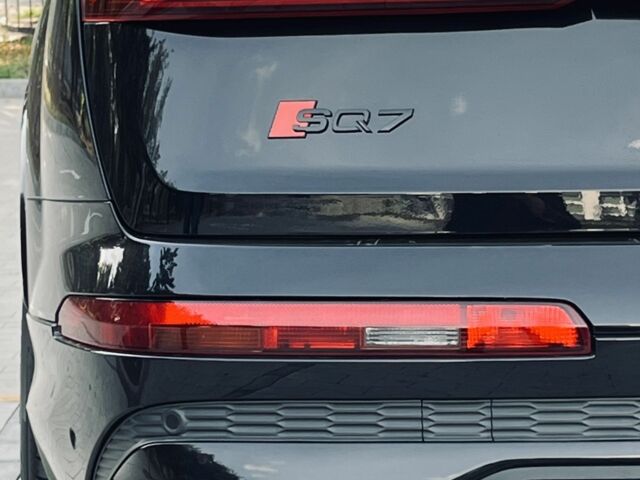 Чорний Ауді SQ7, об'ємом двигуна 4 л та пробігом 128 тис. км за 72000 $, фото 4 на Automoto.ua