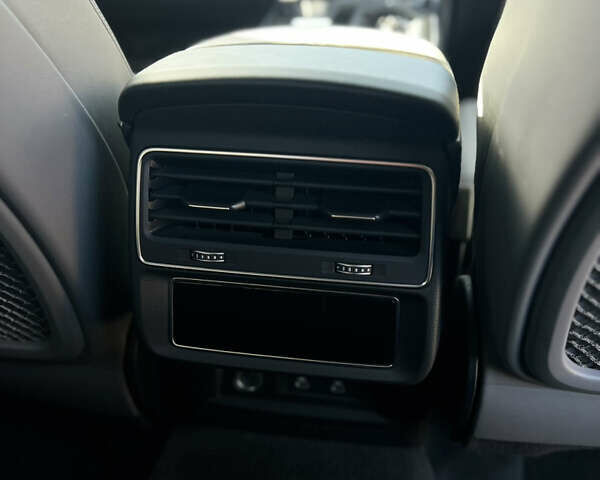 Чорний Ауді SQ7, об'ємом двигуна 4 л та пробігом 16 тис. км за 76099 $, фото 37 на Automoto.ua