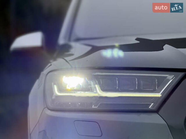 Сірий Ауді SQ7, об'ємом двигуна 4 л та пробігом 148 тис. км за 46999 $, фото 28 на Automoto.ua