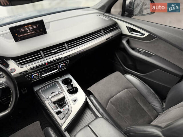 Сірий Ауді SQ7, об'ємом двигуна 4 л та пробігом 170 тис. км за 44900 $, фото 16 на Automoto.ua