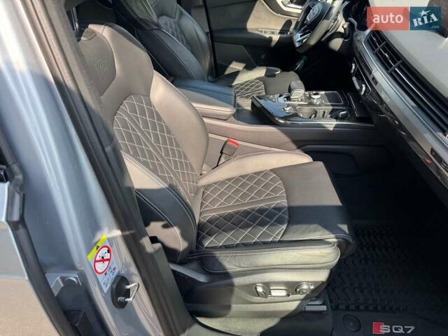 Серый Ауди SQ7, объемом двигателя 4 л и пробегом 96 тыс. км за 59900 $, фото 42 на Automoto.ua