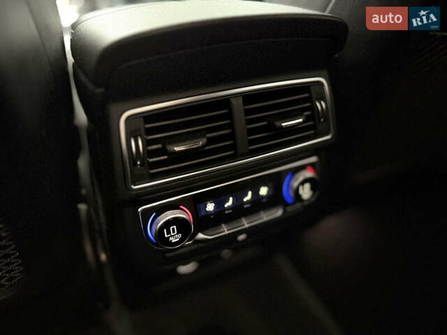 Сірий Ауді SQ7, об'ємом двигуна 4 л та пробігом 170 тис. км за 44900 $, фото 12 на Automoto.ua