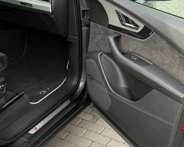 Сірий Ауді SQ7, об'ємом двигуна 3.96 л та пробігом 174 тис. км за 55800 $, фото 22 на Automoto.ua