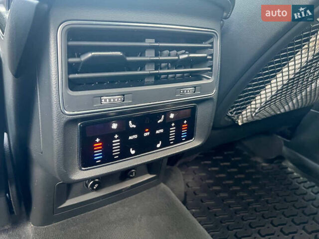 Сірий Ауді SQ7, об'ємом двигуна 3.96 л та пробігом 218 тис. км за 72800 $, фото 52 на Automoto.ua