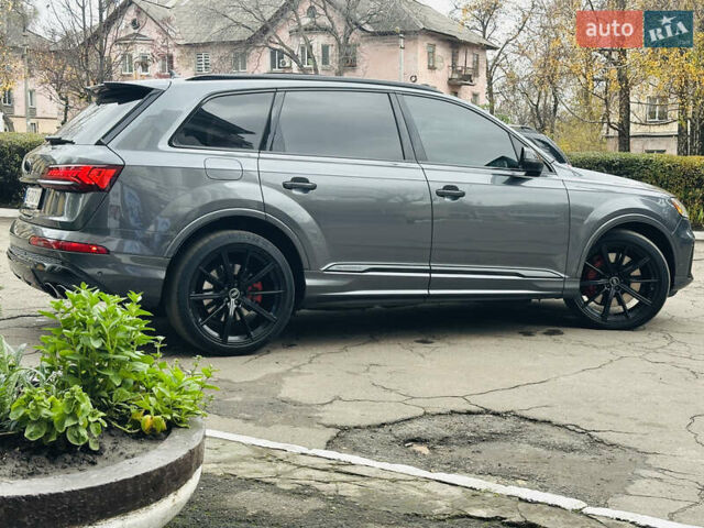 Серый Ауди SQ7, объемом двигателя 4 л и пробегом 111 тыс. км за 64000 $, фото 4 на Automoto.ua