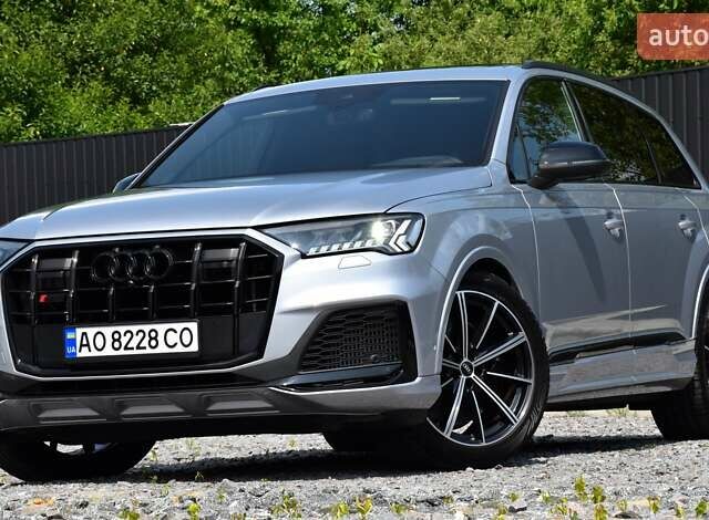 Серый Ауди SQ7, объемом двигателя 4 л и пробегом 87 тыс. км за 66000 $, фото 2 на Automoto.ua
