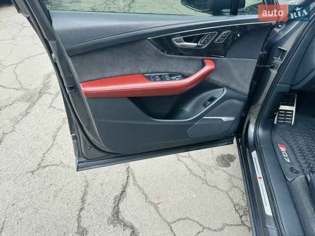 Серый Ауди SQ7, объемом двигателя 4 л и пробегом 111 тыс. км за 64000 $, фото 24 на Automoto.ua
