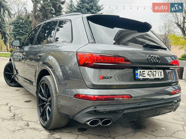 Серый Ауди SQ7, объемом двигателя 4 л и пробегом 111 тыс. км за 64000 $, фото 7 на Automoto.ua