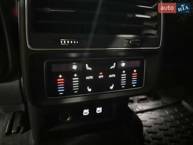 Серый Ауди SQ7, объемом двигателя 4 л и пробегом 90 тыс. км за 68700 $, фото 75 на Automoto.ua